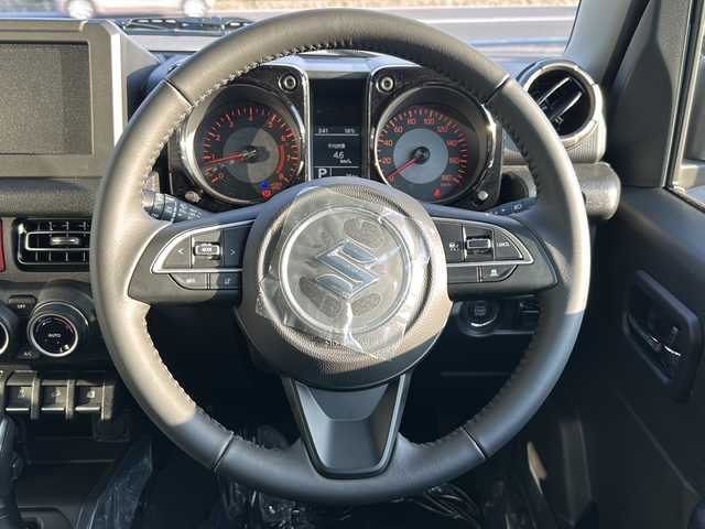 スズキ ジムニー ノマド FC 香川県 2025(令7)年 0.1千km アークティックホワイトパール シートヒーター（D+N席)/背面タイヤ/純正アルミホイール/前後コーナーセンサー/アイドリングストップ/オートライト/LEDヘッドライト/ワンオーナー/４WD/スマートキー