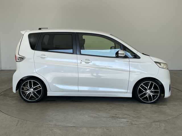 日産 デイズ ハイウェイスターX 兵庫県 2014(平26)年 7.2万km ホワイトパール ・純正ナビ&TV&CD&DVD&SD&BT/・バックカメラ/・ブレーキアシスト/・盗難防止システム/・衝突安全ボディ/・横滑り防止/・社外16インチアルミホイール/・HIDヘッドライト/・フロアマット/・スペアキー/・スマートキー/・取扱説明書/・ローダウン