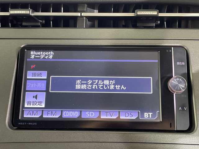 トヨタ プリウス S ツーリングセレクション 沖縄県 2013(平25)年 8.7万km ホワイトパールクリスタルシャイン 県外仕入れ/禁煙車/純正ナビ/・ＣＤ／ＤＶＤ/・Ｂｌｕｅｔｏｏｔｈ／フルセグＴＶ/バックカメラ/純正１７インチアルミ/ＥＴＣ/ステアリングスイッチ/ヘッドライトウォッシャー/ＬＥＤヘッドライト/取扱説明書