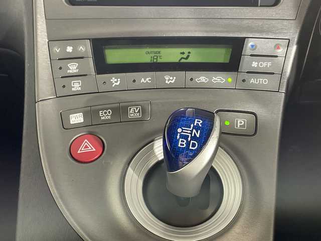 トヨタ プリウス S ツーリングセレクション 沖縄県 2013(平25)年 8.7万km ホワイトパールクリスタルシャイン 県外仕入れ/禁煙車/純正ナビ/・ＣＤ／ＤＶＤ/・Ｂｌｕｅｔｏｏｔｈ／フルセグＴＶ/バックカメラ/純正１７インチアルミ/ＥＴＣ/ステアリングスイッチ/ヘッドライトウォッシャー/ＬＥＤヘッドライト/取扱説明書