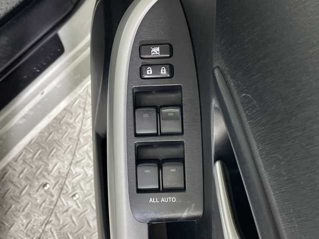 トヨタ プリウス S ツーリングセレクション 沖縄県 2013(平25)年 8.7万km ホワイトパールクリスタルシャイン 県外仕入れ/禁煙車/純正ナビ/・ＣＤ／ＤＶＤ/・Ｂｌｕｅｔｏｏｔｈ／フルセグＴＶ/バックカメラ/純正１７インチアルミ/ＥＴＣ/ステアリングスイッチ/ヘッドライトウォッシャー/ＬＥＤヘッドライト/取扱説明書