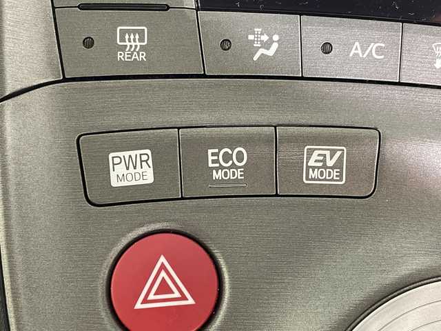 トヨタ プリウス S ツーリングセレクション 沖縄県 2013(平25)年 8.7万km ホワイトパールクリスタルシャイン 県外仕入れ/禁煙車/純正ナビ/・ＣＤ／ＤＶＤ/・Ｂｌｕｅｔｏｏｔｈ／フルセグＴＶ/バックカメラ/純正１７インチアルミ/ＥＴＣ/ステアリングスイッチ/ヘッドライトウォッシャー/ＬＥＤヘッドライト/取扱説明書