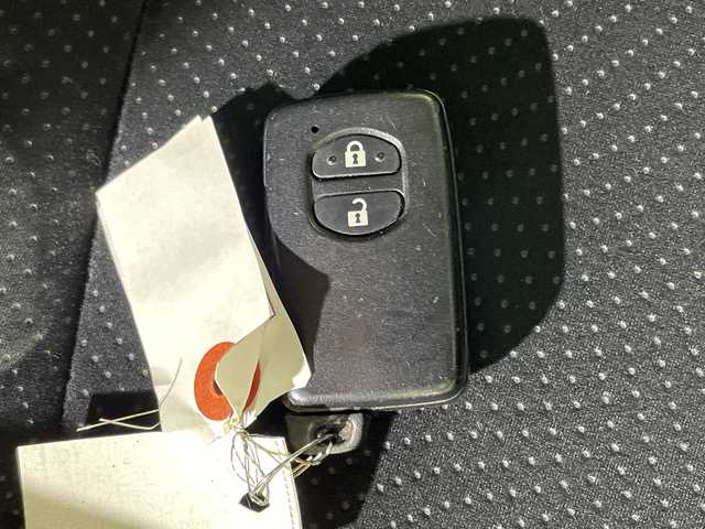 トヨタ プリウス S ツーリングセレクション 沖縄県 2013(平25)年 8.7万km ホワイトパールクリスタルシャイン 県外仕入れ/禁煙車/純正ナビ/・ＣＤ／ＤＶＤ/・Ｂｌｕｅｔｏｏｔｈ／フルセグＴＶ/バックカメラ/純正１７インチアルミ/ＥＴＣ/ステアリングスイッチ/ヘッドライトウォッシャー/ＬＥＤヘッドライト/取扱説明書