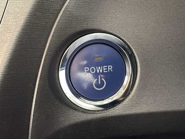 トヨタ プリウス S ツーリングセレクション 沖縄県 2013(平25)年 8.7万km ホワイトパールクリスタルシャイン 県外仕入れ/禁煙車/純正ナビ/・ＣＤ／ＤＶＤ/・Ｂｌｕｅｔｏｏｔｈ／フルセグＴＶ/バックカメラ/純正１７インチアルミ/ＥＴＣ/ステアリングスイッチ/ヘッドライトウォッシャー/ＬＥＤヘッドライト/取扱説明書