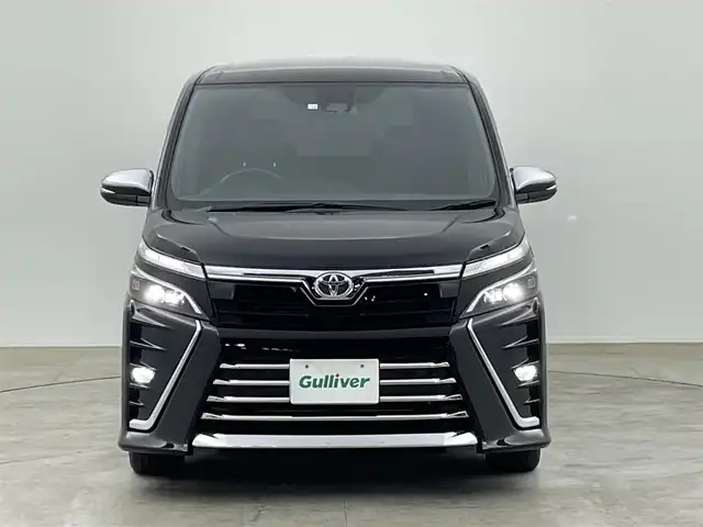 トヨタ ヴォクシー ZS 煌Ⅲ 千葉県 2020(令2)年 2.8万km ブラック 純正9インチメモリナビ/・ナビ型番：MSZT-Y68T/・AM/FM/CD/DVD/BT/HDMI/フルセグTV/・バックカメラ/・フリップダウンモニター/安全装備/・衝突軽減ブレーキ/・レーンキープアシスト/・クルーズコントロール/その他装備/・両側パワースライドドア/・LEDライト/・オートライト/・オートハイビームアシスト/・アイドリングストップ/・革巻きステアリング/・後席サンシェード/・ステアリングスイッチ/・電動格納ミラー/・スマートキー