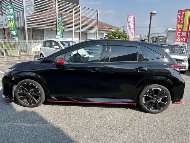 日産 オーラ ニスモ 奈良県 2022(令4)年 1.3万km スーパーブラック エンジンスタートボタン/パワーステアリング/パワーウィンドウ/アイドリングストップ/スマートキー/スペアキー１本/オートエアコン/USB入力端子/全方位カメラ/純正フロアマット/純正アルミホイール/D席N席シートヒーター/ABS/横滑り防止装置/コーナーセンサー前後/オートライト/オートマチックハイビーム/W+サイドエアバック/ステアリングヒーター