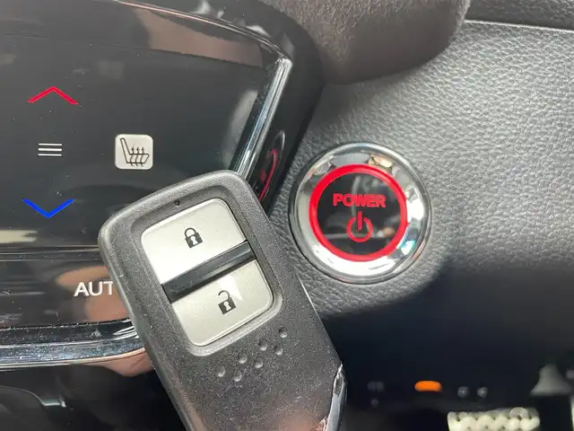 ホンダ ヴェゼル ハイブリッド RS ホンダセンシング 群馬県 2019(令1)年 6.8万km クリスタルブラックパール 純正９インチナビ　/フルセグＴＶ・Ｂｌｕｅｔｏｏｔｈ・ＣＤ・ＤＶＤ　/バックカメラ　/シートヒーター　/黒ハーフレザー　/パドルシフト　/ハンドル支援/アダプティブクルーズコントロール　/衝突軽減ブレーキ　/レーンアシスト　/オートワイパー　/純正AW