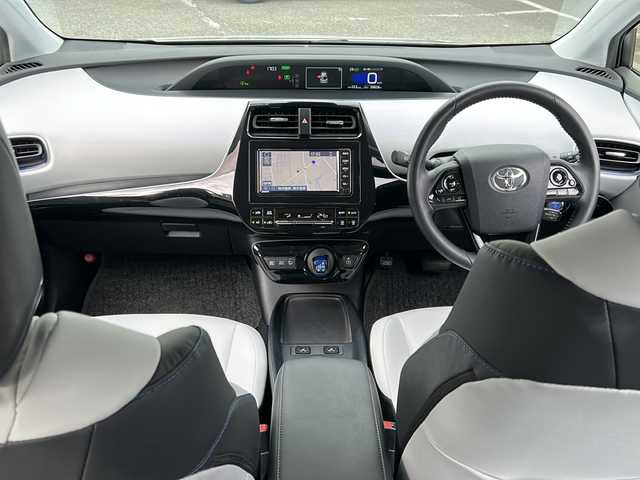 トヨタ プリウス Sツーリングセレクション 大阪府 2019(令1)年 4万km シルバーM ワンオーナー/純正SDナビ/・DVD/CD/FM/AM/Bluetooth/・ワンセグテレビ/ETC/ドライブレコーダー/バックカメラ/衝突軽減ブレーキ/レーンキープアシスト/クルーズコントロール/盗難防止装置/革巻きステアリング/ステアリングリモコン/シートヒーター（D席+N席）/エアシート（D席+N席）/白色レザーシート/コーナーセンサー/LEDヘッドライト/オートライト/オートエアコン/スマートキー×2/プッシュスタート/12V電源/USBジャック/純正17インチアルミホイール/純正フロアマット/取扱説明書/ナビ取扱説明書/保証書