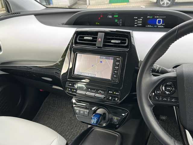 トヨタ プリウス Sツーリングセレクション 大阪府 2019(令1)年 4万km シルバーM ワンオーナー/純正SDナビ/・DVD/CD/FM/AM/Bluetooth/・ワンセグテレビ/ETC/ドライブレコーダー/バックカメラ/衝突軽減ブレーキ/レーンキープアシスト/クルーズコントロール/盗難防止装置/革巻きステアリング/ステアリングリモコン/シートヒーター（D席+N席）/エアシート（D席+N席）/白色レザーシート/コーナーセンサー/LEDヘッドライト/オートライト/オートエアコン/スマートキー×2/プッシュスタート/12V電源/USBジャック/純正17インチアルミホイール/純正フロアマット/取扱説明書/ナビ取扱説明書/保証書