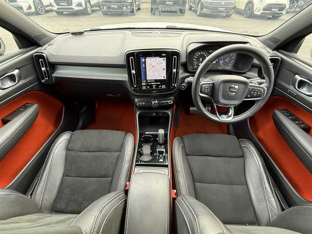 ボルボ ＸＣ４０ T4 AWD Rデザイン 静岡県 2020(令2)年 1.4万km クリスタルホワイトP ワンオーナー/ハーフレザーシート/Lavaオレンジフロアカーペット＆ドア内張り/BLIS/純正ナビ/(BT/CarPlay/フルセグ)/衝突被害軽減システム/自動駐車システム/360°カメラ/アダプティブクルーズコントロール/レーンキープアシスト/パーキングアシスト/メモリー付パワーシート/シートヒーター /スマートキー/ETC/純正19インチアルミホイール