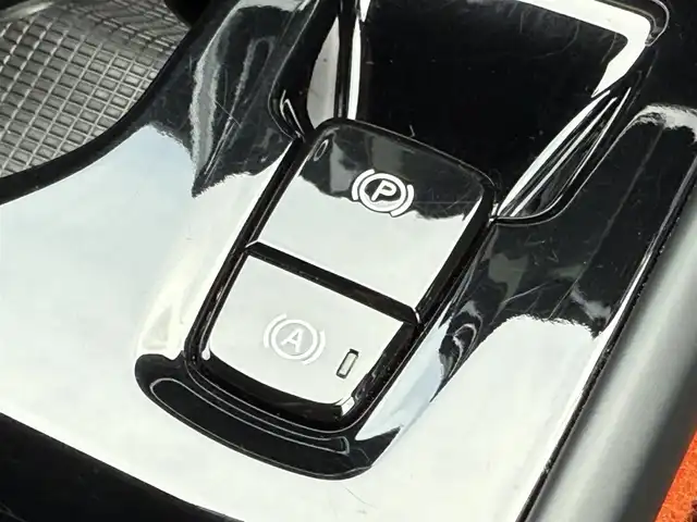 ボルボ ＸＣ４０ T4 AWD Rデザイン 静岡県 2020(令2)年 1.4万km クリスタルホワイトP ワンオーナー/ハーフレザーシート/Lavaオレンジフロアカーペット＆ドア内張り/BLIS/純正ナビ/(BT/CarPlay/フルセグ)/衝突被害軽減システム/自動駐車システム/360°カメラ/アダプティブクルーズコントロール/レーンキープアシスト/パーキングアシスト/メモリー付パワーシート/シートヒーター /スマートキー/ETC/純正19インチアルミホイール