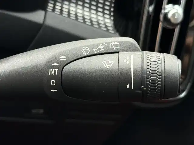 ボルボ ＸＣ４０ T4 AWD Rデザイン 静岡県 2020(令2)年 1.4万km クリスタルホワイトP ワンオーナー/ハーフレザーシート/Lavaオレンジフロアカーペット＆ドア内張り/BLIS/純正ナビ/(BT/CarPlay/フルセグ)/衝突被害軽減システム/自動駐車システム/360°カメラ/アダプティブクルーズコントロール/レーンキープアシスト/パーキングアシスト/メモリー付パワーシート/シートヒーター /スマートキー/ETC/純正19インチアルミホイール