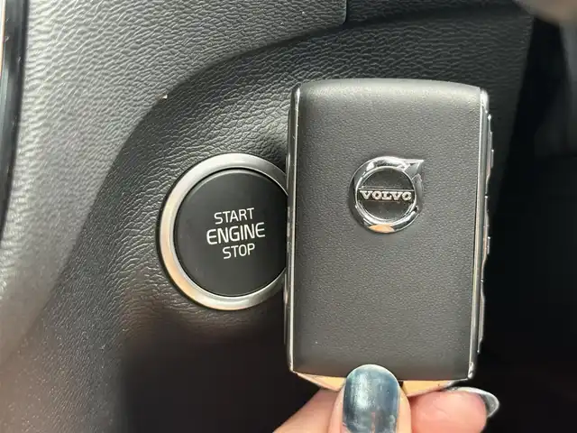 ボルボ ＸＣ４０ T4 AWD Rデザイン 静岡県 2020(令2)年 1.4万km クリスタルホワイトP ワンオーナー/ハーフレザーシート/Lavaオレンジフロアカーペット＆ドア内張り/BLIS/純正ナビ/(BT/CarPlay/フルセグ)/衝突被害軽減システム/自動駐車システム/360°カメラ/アダプティブクルーズコントロール/レーンキープアシスト/パーキングアシスト/メモリー付パワーシート/シートヒーター /スマートキー/ETC/純正19インチアルミホイール