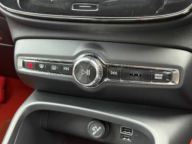 ボルボ ＸＣ４０ T4 AWD Rデザイン 静岡県 2020(令2)年 1.4万km クリスタルホワイトP ワンオーナー/ハーフレザーシート/Lavaオレンジフロアカーペット＆ドア内張り/BLIS/純正ナビ/(BT/CarPlay/フルセグ)/衝突被害軽減システム/自動駐車システム/360°カメラ/アダプティブクルーズコントロール/レーンキープアシスト/パーキングアシスト/メモリー付パワーシート/シートヒーター /スマートキー/ETC/純正19インチアルミホイール