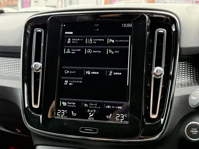 ボルボ ＸＣ４０ T4 AWD Rデザイン 静岡県 2020(令2)年 1.4万km クリスタルホワイトP ワンオーナー/ハーフレザーシート/Lavaオレンジフロアカーペット＆ドア内張り/BLIS/純正ナビ/(BT/CarPlay/フルセグ)/衝突被害軽減システム/自動駐車システム/360°カメラ/アダプティブクルーズコントロール/レーンキープアシスト/パーキングアシスト/メモリー付パワーシート/シートヒーター /スマートキー/ETC/純正19インチアルミホイール