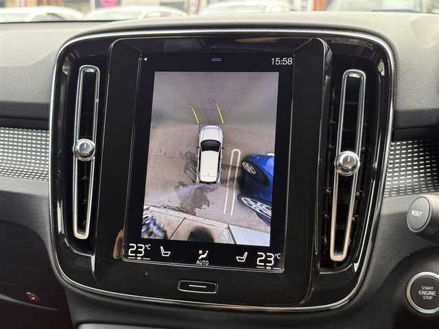 ボルボ ＸＣ４０ T4 AWD Rデザイン 静岡県 2020(令2)年 1.4万km クリスタルホワイトP ワンオーナー/ハーフレザーシート/Lavaオレンジフロアカーペット＆ドア内張り/BLIS/純正ナビ/(BT/CarPlay/フルセグ)/衝突被害軽減システム/自動駐車システム/360°カメラ/アダプティブクルーズコントロール/レーンキープアシスト/パーキングアシスト/メモリー付パワーシート/シートヒーター /スマートキー/ETC/純正19インチアルミホイール