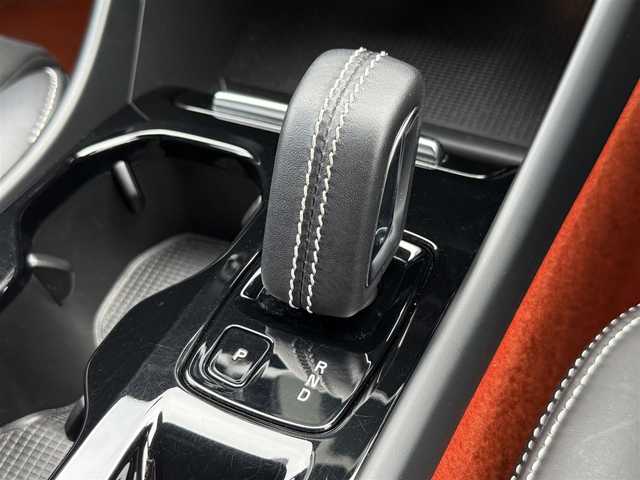ボルボ ＸＣ４０ T4 AWD Rデザイン 静岡県 2020(令2)年 1.4万km クリスタルホワイトP ワンオーナー/ハーフレザーシート/Lavaオレンジフロアカーペット＆ドア内張り/BLIS/純正ナビ/(BT/CarPlay/フルセグ)/衝突被害軽減システム/自動駐車システム/360°カメラ/アダプティブクルーズコントロール/レーンキープアシスト/パーキングアシスト/メモリー付パワーシート/シートヒーター /スマートキー/ETC/純正19インチアルミホイール