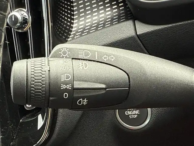 ボルボ ＸＣ４０ T4 AWD Rデザイン 静岡県 2020(令2)年 1.4万km クリスタルホワイトP ワンオーナー/ハーフレザーシート/Lavaオレンジフロアカーペット＆ドア内張り/BLIS/純正ナビ/(BT/CarPlay/フルセグ)/衝突被害軽減システム/自動駐車システム/360°カメラ/アダプティブクルーズコントロール/レーンキープアシスト/パーキングアシスト/メモリー付パワーシート/シートヒーター /スマートキー/ETC/純正19インチアルミホイール