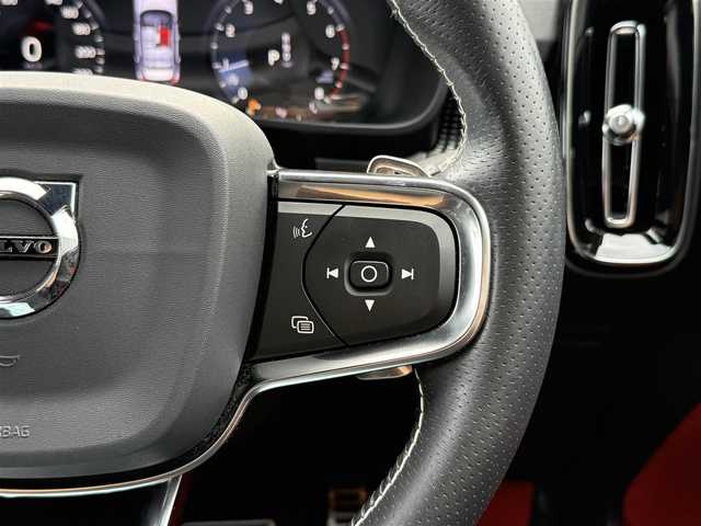 ボルボ ＸＣ４０ T4 AWD Rデザイン 静岡県 2020(令2)年 1.4万km クリスタルホワイトP ワンオーナー/ハーフレザーシート/Lavaオレンジフロアカーペット＆ドア内張り/BLIS/純正ナビ/(BT/CarPlay/フルセグ)/衝突被害軽減システム/自動駐車システム/360°カメラ/アダプティブクルーズコントロール/レーンキープアシスト/パーキングアシスト/メモリー付パワーシート/シートヒーター /スマートキー/ETC/純正19インチアルミホイール