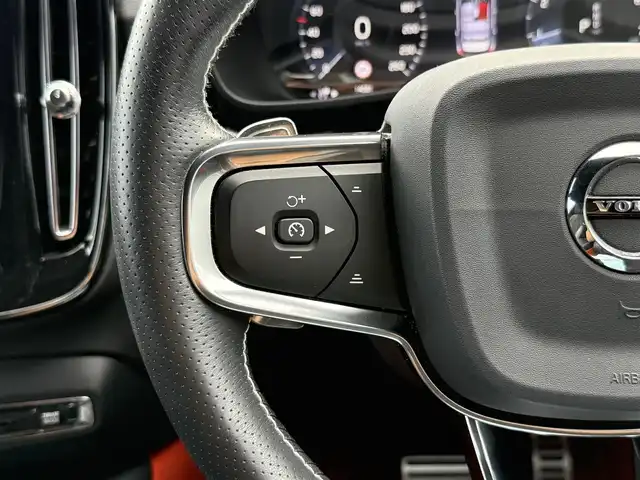 ボルボ ＸＣ４０ T4 AWD Rデザイン 静岡県 2020(令2)年 1.4万km クリスタルホワイトP ワンオーナー/ハーフレザーシート/Lavaオレンジフロアカーペット＆ドア内張り/BLIS/純正ナビ/(BT/CarPlay/フルセグ)/衝突被害軽減システム/自動駐車システム/360°カメラ/アダプティブクルーズコントロール/レーンキープアシスト/パーキングアシスト/メモリー付パワーシート/シートヒーター /スマートキー/ETC/純正19インチアルミホイール