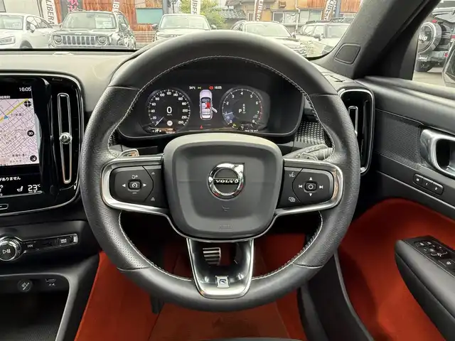 ボルボ ＸＣ４０ T4 AWD Rデザイン 静岡県 2020(令2)年 1.4万km クリスタルホワイトP ワンオーナー/ハーフレザーシート/Lavaオレンジフロアカーペット＆ドア内張り/BLIS/純正ナビ/(BT/CarPlay/フルセグ)/衝突被害軽減システム/自動駐車システム/360°カメラ/アダプティブクルーズコントロール/レーンキープアシスト/パーキングアシスト/メモリー付パワーシート/シートヒーター /スマートキー/ETC/純正19インチアルミホイール