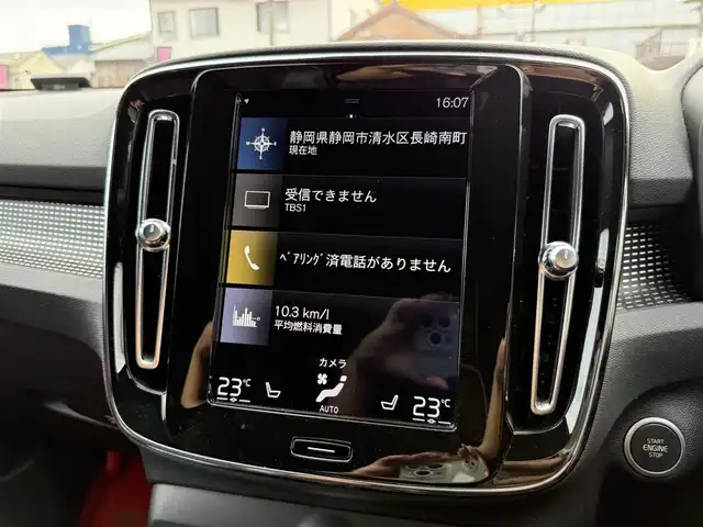 ボルボ ＸＣ４０ T4 AWD Rデザイン 静岡県 2020(令2)年 1.4万km クリスタルホワイトP ワンオーナー/ハーフレザーシート/Lavaオレンジフロアカーペット＆ドア内張り/BLIS/純正ナビ/(BT/CarPlay/フルセグ)/衝突被害軽減システム/自動駐車システム/360°カメラ/アダプティブクルーズコントロール/レーンキープアシスト/パーキングアシスト/メモリー付パワーシート/シートヒーター /スマートキー/ETC/純正19インチアルミホイール