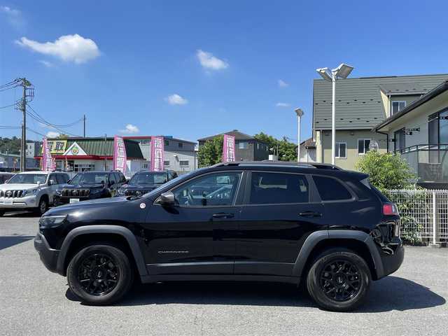 クライスラー・ジープ ジープ チェロキー トレイルホーク 埼玉県 2020(令2)年 4.2万km 黒 トレイルホーク／4WD/純正ナビ／フルセグTV/Bluetooth/サイドカメラ・バックカメラ/専用ハーフレザーシート/KWC17インチアルミホイール/・JEEP純正アルミホイールサマータイヤあり/アダプティブクルーズコントロール/レーンキープ/ルーフレール/パドルシフト/LEDヘッドライト/ダウインヒルアシスト/スリップコントロール/アイドリングストップ/オートライト/オートエアコン/FRコーナーセンサー/スマートキー／スペアキー/FRドライブレコーダー