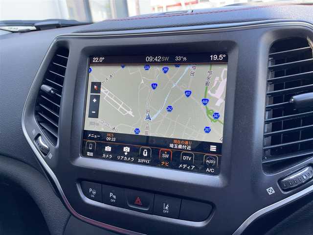 クライスラー・ジープ ジープ チェロキー トレイルホーク 埼玉県 2020(令2)年 4.2万km 黒 トレイルホーク／4WD/純正ナビ／フルセグTV/Bluetooth/サイドカメラ・バックカメラ/専用ハーフレザーシート/KWC17インチアルミホイール/・JEEP純正アルミホイールサマータイヤあり/アダプティブクルーズコントロール/レーンキープ/ルーフレール/パドルシフト/LEDヘッドライト/ダウインヒルアシスト/スリップコントロール/アイドリングストップ/オートライト/オートエアコン/FRコーナーセンサー/スマートキー／スペアキー/FRドライブレコーダー