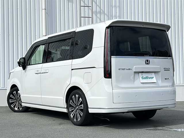 ホンダ ステップワゴン スパーダ eHEV プレミアムライン 三重県 2022(令4)年 5万km プラチナホワイトパール 純正11.4型ナビ /全周囲カメラ /BSM /両側パワースライドドア/ビルトインETC /スペアキー /前後ドドライブレコーダー/1.2列シートヒーター /コーナーセンサー /パワーバックドア/hレーダークルーズコントロール/レーンキープアシスト/衝突軽減ブレーキ/USB・タイプC給電ポート/オットマン/パドルシフト/LEDヘッドライト/オートハイビーム /オートライト/革巻きステアリング/ステアリングスイッチ/純正フロアマット/リヤサンシェード/電子パーキング/ハーフレザーシート /電動格納ミラー/禁煙車