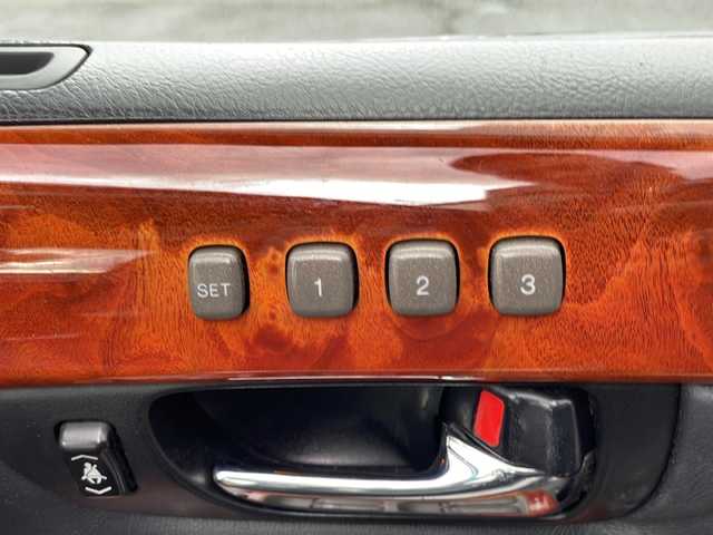 トヨタ セルシオ eR 京都府 2005(平17)年 16.4万km ホワイトパールクリスタルシャイン サンルーフ　純正メーカーナビ　パノラミックビューモニター　マークレビンソン　黒革シート　シートベンチレーター　レーダークルーズ　ブラインドスポットモニター　デジタルインナーミラー　ビルトインＥＴＣ