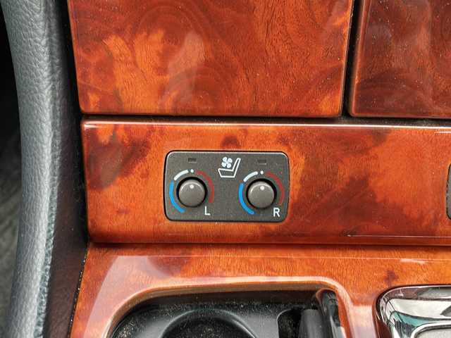 トヨタ セルシオ eR 京都府 2005(平17)年 16.4万km ホワイトパールクリスタルシャイン サンルーフ　純正メーカーナビ　パノラミックビューモニター　マークレビンソン　黒革シート　シートベンチレーター　レーダークルーズ　ブラインドスポットモニター　デジタルインナーミラー　ビルトインＥＴＣ