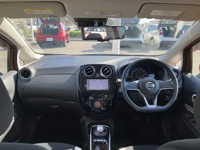 日産 ノート e－パワー X 香川県 2018(平30)年 1.6万km プレミアムコロナオレンジ 純正SDナビ【MM317D-W】/（フルセグTV/Bluetooth/DVD）/アラウンドビューモニター/インテリジェントルームミラー/インテリジェントエマージェンシーブレーキ/前後クリアランスソナー/車線逸脱警報（LDW）/車線逸脱防止支援システム（インテリジェントLI）/踏み間違い衝突防止アシスト/インテリジェントFCW（前方衝突予測警報）/インテリジェントDA（ふらつき警報）/ハイビームアシスト/標識検知機能/ETC/横滑り防止装置/ヘッドライトレベライザー/純正フロアマット/スマートキー/プッシュスタート