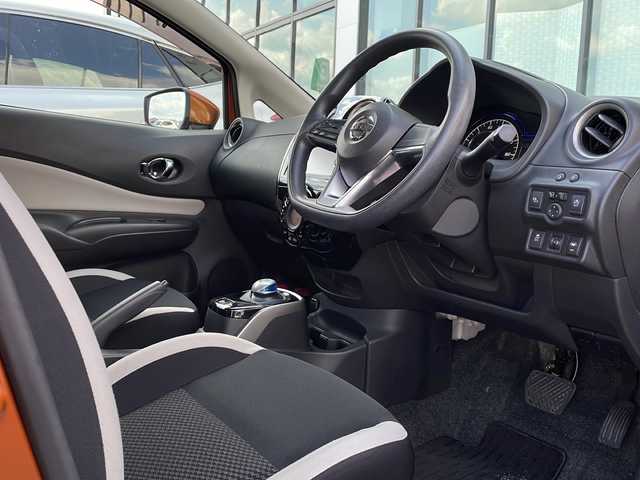 日産 ノート e－パワー X 香川県 2018(平30)年 1.6万km プレミアムコロナオレンジ 純正SDナビ【MM317D-W】/（フルセグTV/Bluetooth/DVD）/アラウンドビューモニター/インテリジェントルームミラー/インテリジェントエマージェンシーブレーキ/前後クリアランスソナー/車線逸脱警報（LDW）/車線逸脱防止支援システム（インテリジェントLI）/踏み間違い衝突防止アシスト/インテリジェントFCW（前方衝突予測警報）/インテリジェントDA（ふらつき警報）/ハイビームアシスト/標識検知機能/ETC/横滑り防止装置/ヘッドライトレベライザー/純正フロアマット/スマートキー/プッシュスタート