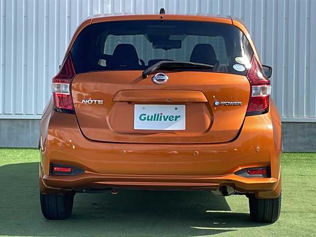 日産 ノート e－パワー X 香川県 2018(平30)年 1.6万km プレミアムコロナオレンジ 純正SDナビ【MM317D-W】/（フルセグTV/Bluetooth/DVD）/アラウンドビューモニター/インテリジェントルームミラー/インテリジェントエマージェンシーブレーキ/前後クリアランスソナー/車線逸脱警報（LDW）/車線逸脱防止支援システム（インテリジェントLI）/踏み間違い衝突防止アシスト/インテリジェントFCW（前方衝突予測警報）/インテリジェントDA（ふらつき警報）/ハイビームアシスト/標識検知機能/ETC/横滑り防止装置/ヘッドライトレベライザー/純正フロアマット/スマートキー/プッシュスタート