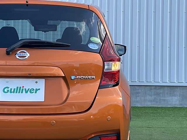 日産 ノート e－パワー X 香川県 2018(平30)年 1.6万km プレミアムコロナオレンジ 純正SDナビ【MM317D-W】/（フルセグTV/Bluetooth/DVD）/アラウンドビューモニター/インテリジェントルームミラー/インテリジェントエマージェンシーブレーキ/前後クリアランスソナー/車線逸脱警報（LDW）/車線逸脱防止支援システム（インテリジェントLI）/踏み間違い衝突防止アシスト/インテリジェントFCW（前方衝突予測警報）/インテリジェントDA（ふらつき警報）/ハイビームアシスト/標識検知機能/ETC/横滑り防止装置/ヘッドライトレベライザー/純正フロアマット/スマートキー/プッシュスタート