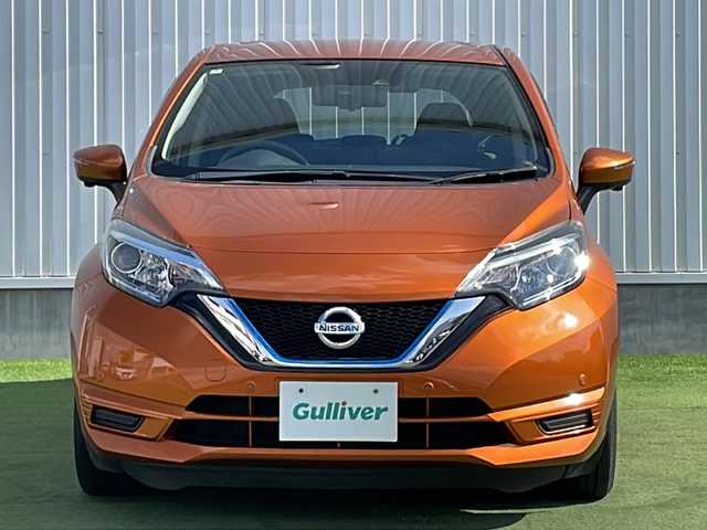 日産 ノート e－パワー X 香川県 2018(平30)年 1.6万km プレミアムコロナオレンジ 純正SDナビ【MM317D-W】/（フルセグTV/Bluetooth/DVD）/アラウンドビューモニター/インテリジェントルームミラー/インテリジェントエマージェンシーブレーキ/前後クリアランスソナー/車線逸脱警報（LDW）/車線逸脱防止支援システム（インテリジェントLI）/踏み間違い衝突防止アシスト/インテリジェントFCW（前方衝突予測警報）/インテリジェントDA（ふらつき警報）/ハイビームアシスト/標識検知機能/ETC/横滑り防止装置/ヘッドライトレベライザー/純正フロアマット/スマートキー/プッシュスタート