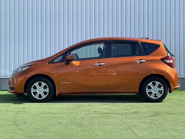 日産 ノート e－パワー X 香川県 2018(平30)年 1.6万km プレミアムコロナオレンジ 純正SDナビ【MM317D-W】/（フルセグTV/Bluetooth/DVD）/アラウンドビューモニター/インテリジェントルームミラー/インテリジェントエマージェンシーブレーキ/前後クリアランスソナー/車線逸脱警報（LDW）/車線逸脱防止支援システム（インテリジェントLI）/踏み間違い衝突防止アシスト/インテリジェントFCW（前方衝突予測警報）/インテリジェントDA（ふらつき警報）/ハイビームアシスト/標識検知機能/ETC/横滑り防止装置/ヘッドライトレベライザー/純正フロアマット/スマートキー/プッシュスタート