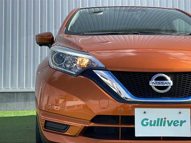 日産 ノート e－パワー X 香川県 2018(平30)年 1.6万km プレミアムコロナオレンジ 純正SDナビ【MM317D-W】/（フルセグTV/Bluetooth/DVD）/アラウンドビューモニター/インテリジェントルームミラー/インテリジェントエマージェンシーブレーキ/前後クリアランスソナー/車線逸脱警報（LDW）/車線逸脱防止支援システム（インテリジェントLI）/踏み間違い衝突防止アシスト/インテリジェントFCW（前方衝突予測警報）/インテリジェントDA（ふらつき警報）/ハイビームアシスト/標識検知機能/ETC/横滑り防止装置/ヘッドライトレベライザー/純正フロアマット/スマートキー/プッシュスタート