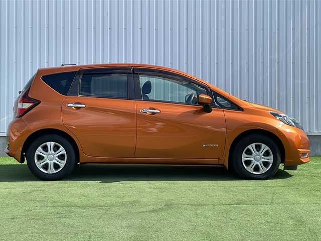 日産 ノート e－パワー X 香川県 2018(平30)年 1.6万km プレミアムコロナオレンジ 純正SDナビ【MM317D-W】/（フルセグTV/Bluetooth/DVD）/アラウンドビューモニター/インテリジェントルームミラー/インテリジェントエマージェンシーブレーキ/前後クリアランスソナー/車線逸脱警報（LDW）/車線逸脱防止支援システム（インテリジェントLI）/踏み間違い衝突防止アシスト/インテリジェントFCW（前方衝突予測警報）/インテリジェントDA（ふらつき警報）/ハイビームアシスト/標識検知機能/ETC/横滑り防止装置/ヘッドライトレベライザー/純正フロアマット/スマートキー/プッシュスタート