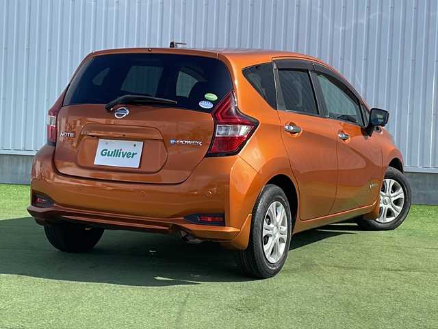 日産 ノート e－パワー X 香川県 2018(平30)年 1.6万km プレミアムコロナオレンジ 純正SDナビ【MM317D-W】/（フルセグTV/Bluetooth/DVD）/アラウンドビューモニター/インテリジェントルームミラー/インテリジェントエマージェンシーブレーキ/前後クリアランスソナー/車線逸脱警報（LDW）/車線逸脱防止支援システム（インテリジェントLI）/踏み間違い衝突防止アシスト/インテリジェントFCW（前方衝突予測警報）/インテリジェントDA（ふらつき警報）/ハイビームアシスト/標識検知機能/ETC/横滑り防止装置/ヘッドライトレベライザー/純正フロアマット/スマートキー/プッシュスタート
