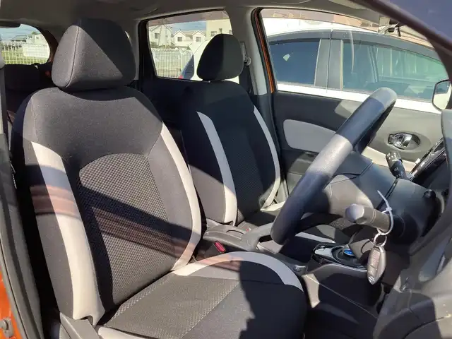 日産 ノート e－パワー X 香川県 2018(平30)年 1.6万km プレミアムコロナオレンジ 純正SDナビ【MM317D-W】/（フルセグTV/Bluetooth/DVD）/アラウンドビューモニター/インテリジェントルームミラー/インテリジェントエマージェンシーブレーキ/前後クリアランスソナー/車線逸脱警報（LDW）/車線逸脱防止支援システム（インテリジェントLI）/踏み間違い衝突防止アシスト/インテリジェントFCW（前方衝突予測警報）/インテリジェントDA（ふらつき警報）/ハイビームアシスト/標識検知機能/ETC/横滑り防止装置/ヘッドライトレベライザー/純正フロアマット/スマートキー/プッシュスタート