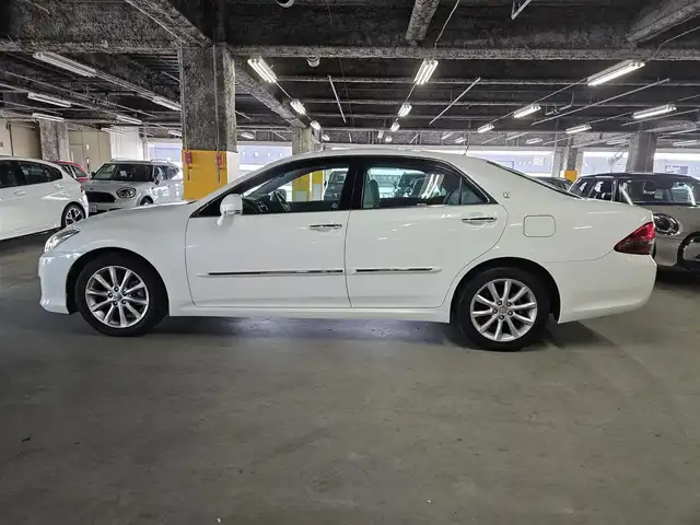 トヨタ クラウン ロイヤル Rサルーン アニバーサリーED 福岡県 2009(平21)年 3.6万km ホワイトパールクリスタルシャイン 純正ナビ/フルセグTV/バックカメラ/ビルトインETC/ドライブレコーダー/レーダークルーズコントロール/衝突被害軽減ブレーキ/ステアリング連動HIDヘッドランプ/オートライト/フロントフォグランプ/木目調/革巻きコンビステアリング/前席パワーシート/純正シートカバー付/純正17インチアルミホイール/スマートキー/プッシュエンジンスタート/イモビライザー/禁煙車