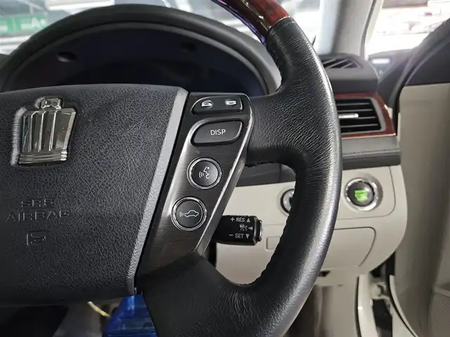 トヨタ クラウン ロイヤル Rサルーン アニバーサリーED 福岡県 2009(平21)年 3.6万km ホワイトパールクリスタルシャイン 純正ナビ/フルセグTV/バックカメラ/ビルトインETC/ドライブレコーダー/レーダークルーズコントロール/衝突被害軽減ブレーキ/ステアリング連動HIDヘッドランプ/オートライト/フロントフォグランプ/木目調/革巻きコンビステアリング/前席パワーシート/純正シートカバー付/純正17インチアルミホイール/スマートキー/プッシュエンジンスタート/イモビライザー/禁煙車