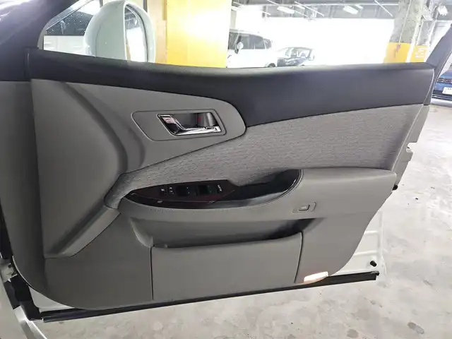 トヨタ クラウン ロイヤル Rサルーン アニバーサリーED 福岡県 2009(平21)年 3.6万km ホワイトパールクリスタルシャイン 純正ナビ/フルセグTV/バックカメラ/ビルトインETC/ドライブレコーダー/レーダークルーズコントロール/衝突被害軽減ブレーキ/ステアリング連動HIDヘッドランプ/オートライト/フロントフォグランプ/木目調/革巻きコンビステアリング/前席パワーシート/純正シートカバー付/純正17インチアルミホイール/スマートキー/プッシュエンジンスタート/イモビライザー/禁煙車