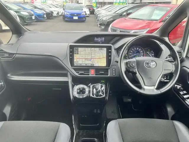 トヨタ ノア ハイブリッド Si ダブルバイビーⅢ 島根県 2021(令3)年 7.3万km ホワイトパールクリスタルシャイン 純正１０インチSDナビ　/(AM/FM/フルセグTVＤＶＤ再生/Ｂｌｕｅｔｏｏｔｈ接続)　/ビルトインＥＴＣ　/バックカメラ/両側パワースライドドア　/クルーズコントロール/前後コーナーセンサー　/レーンアシスト　/プリクラッシュセーフティ　/前席シートヒーター　/オートハイビーム／ライト　/純正ＬＥＤヘッドライト/純正16インチアルミホイール/純正フロアマット