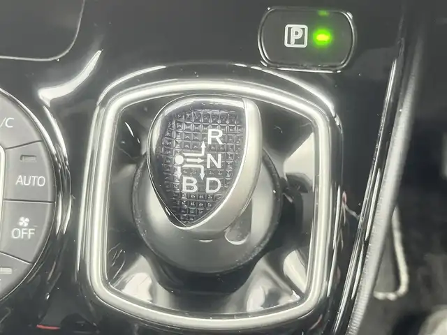 トヨタ ノア ハイブリッド Si ダブルバイビーⅢ 島根県 2021(令3)年 7.3万km ホワイトパールクリスタルシャイン 純正１０インチSDナビ　/(AM/FM/フルセグTVＤＶＤ再生/Ｂｌｕｅｔｏｏｔｈ接続)　/ビルトインＥＴＣ　/バックカメラ/両側パワースライドドア　/クルーズコントロール/前後コーナーセンサー　/レーンアシスト　/プリクラッシュセーフティ　/前席シートヒーター　/オートハイビーム／ライト　/純正ＬＥＤヘッドライト/純正16インチアルミホイール/純正フロアマット