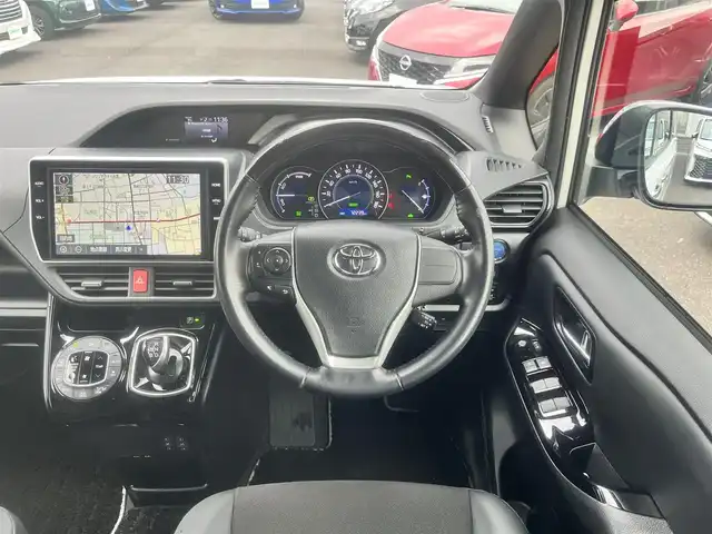 トヨタ ノア ハイブリッド Si ダブルバイビーⅢ 島根県 2021(令3)年 7.3万km ホワイトパールクリスタルシャイン 純正１０インチSDナビ　/(AM/FM/フルセグTVＤＶＤ再生/Ｂｌｕｅｔｏｏｔｈ接続)　/ビルトインＥＴＣ　/バックカメラ/両側パワースライドドア　/クルーズコントロール/前後コーナーセンサー　/レーンアシスト　/プリクラッシュセーフティ　/前席シートヒーター　/オートハイビーム／ライト　/純正ＬＥＤヘッドライト/純正16インチアルミホイール/純正フロアマット