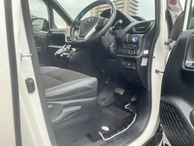 トヨタ ノア ハイブリッド Si ダブルバイビーⅢ 島根県 2021(令3)年 7.3万km ホワイトパールクリスタルシャイン 純正１０インチSDナビ　/(AM/FM/フルセグTVＤＶＤ再生/Ｂｌｕｅｔｏｏｔｈ接続)　/ビルトインＥＴＣ　/バックカメラ/両側パワースライドドア　/クルーズコントロール/前後コーナーセンサー　/レーンアシスト　/プリクラッシュセーフティ　/前席シートヒーター　/オートハイビーム／ライト　/純正ＬＥＤヘッドライト/純正16インチアルミホイール/純正フロアマット