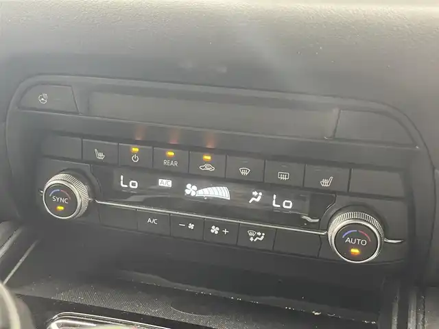 マツダ ＣＸ－８ 25S ブラックトーンED 滋賀県 2021(令3)年 5.6万km スノーフレイクホワイトパールマイカ 禁煙車/純正メーカーナビ/・フルセグTV・Bluetooth・USB・AM・FM/BOSEサウンドシステム(メーカーオプション)/全方位カメラ/ヘッドアップディスプレイ/前後ドライブレコーダー/前後コーナーセンサー/パワーバックドア/革巻きステアリング/シートヒーター/ETC/オートブレーキホールド/後席2.5A USB充電/ステアリングスイッチ/純正19インチアルミホイール/純正フロアマット