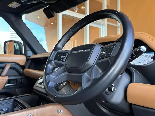 ランドローバー ランドローバー ディフェンダー 110X 宮城県 2022(令4)年 1.8万km 黒 コールドクライメントパック/ブラックエクステリアパック/パノラマガラスサンルーフ/ヘッドアップディスプレイ/MERIDIANサラウンドサウンドシステム/全方位カメラ/AppleCarPlay/ブラウン/ブラックレザーシート/シートベンチレーション/シートヒーター/3ゾーンエアコン/デジタルインナーミラー/マトリクスLEDヘッドライト /電動オートステップ/純正22インチブラックホイール/レッドブレーキキャリパー/エアサスペンション/アクティブクルーズコントロール/レーンキープアシスト/ブラインドスポットモニター/背面タイヤカバー
